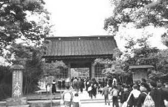 The gate that led to the giant Budda at Kamakura.