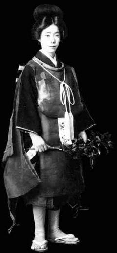 The geisha was photographed in 1910.